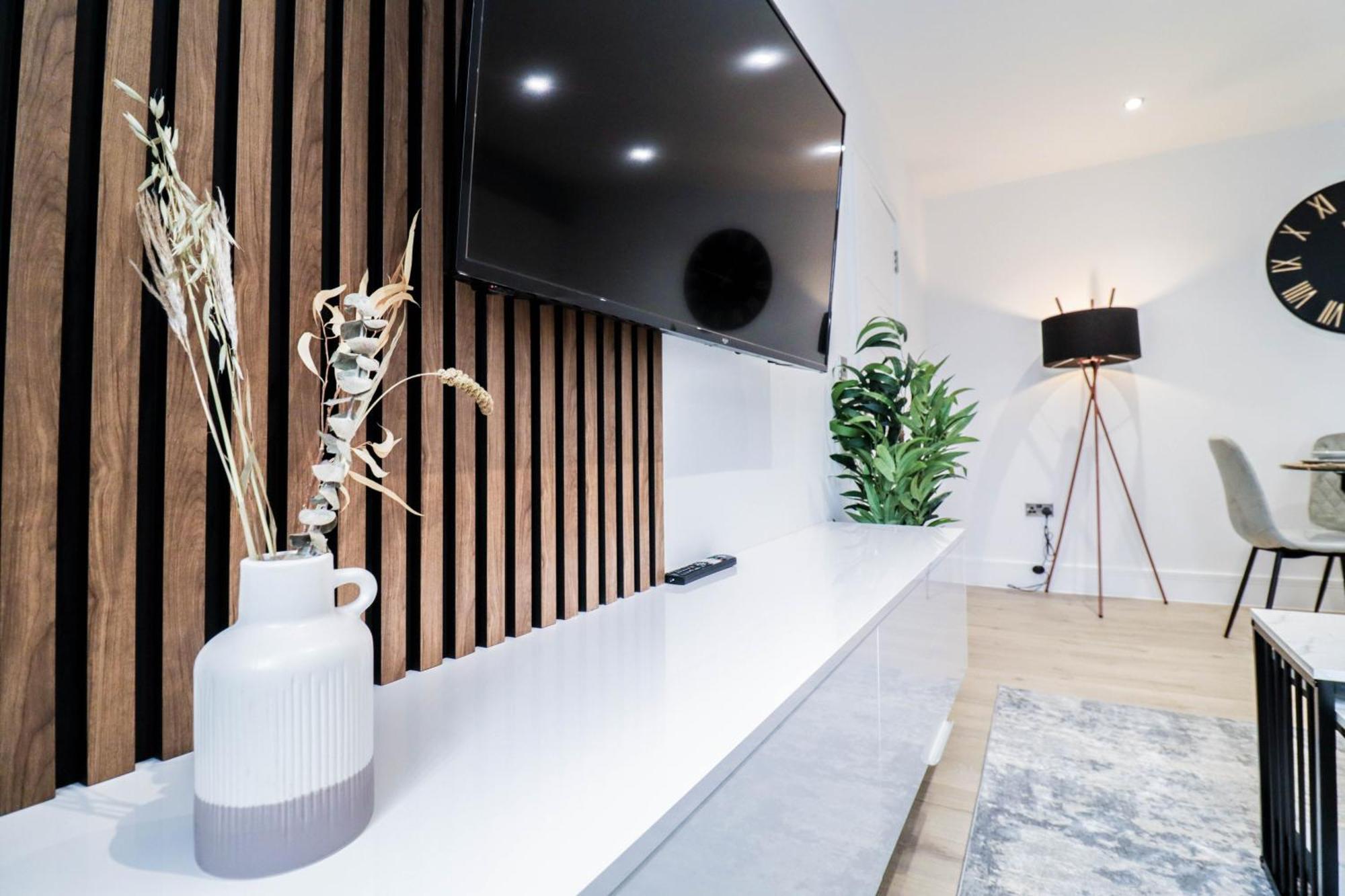 Modern 1-Bed Apartment In Buckinghamshire With Free Wifi, Parking & Garden Хай-Вайкомб Экстерьер фото